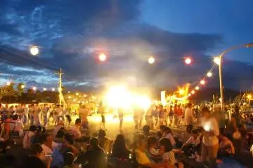 People getting ready for the night sky to light up