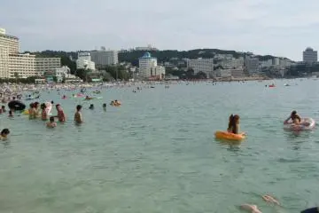 ในวันธรรมดาชายหาดคนเริ่มเยอะแต่เช้าตรู่