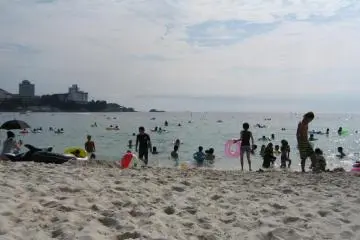ชายหาดชิราฮามะวันธรรมดาในเดือนสิงหาคม