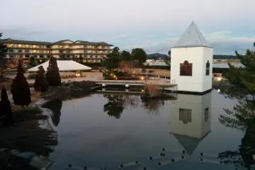<p>สวนภายนอกที่มีโบสถ์เล็กๆ ข้างในนั้นเต็มไปด้วยงานศิลปะแก้ว ซึ่งเป็นฉากที่งดงามหากเกิดมีงานแต่งที่นี่เกิดขึ้น</p>