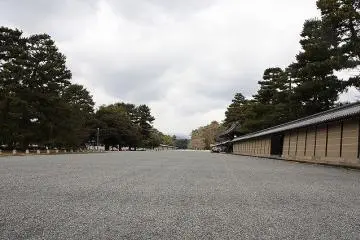 <p>On your right is an earthen wall of the retired Emperor's Imperial Palace</p>