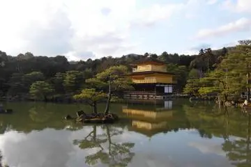 <p>ภาพศาลาทองสะท้อนพื้นน้ำ ความงามที่ยากเกินจะบรรยาย</p>