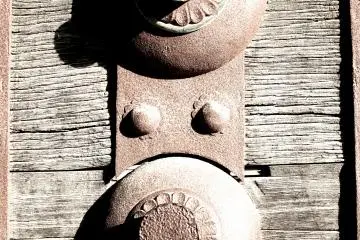 <p>Door details</p>