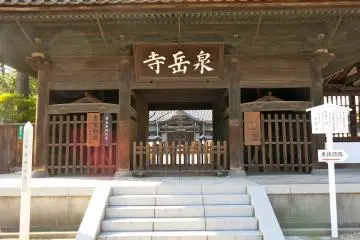 <p>The Main Gate (or Third Gate). Rebuilt in 1832 under the 34th&nbsp;abbot. On the upper floor, there are 16 statues of "Arakan" (Arahats) or Buddhist saints. A bronze dragon can be seen on the ceiling of the ground floor</p>