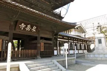 <p>The Main Gate (or Third Gate), the Temple Entrance, and a bronze statue of Oishi Kuranosuke, the leader of the Ako Gishi or 47 loyal retainers who led the attack on Kira's residence</p>