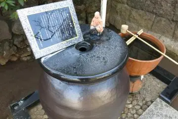 <p>Suikinkutsu. The water trickling down at the bottom of the basin echoes and sounds like the koto (Japanese harp) playing. This device was created by a gardener during the Edo&nbsp;period</p>