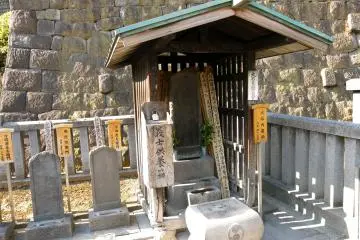 <p>The grave of former chief retainer, Oishi Kuranosuke</p>