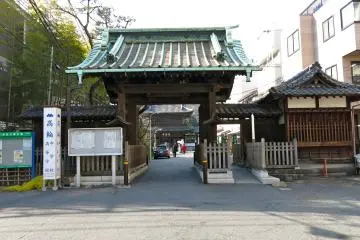 <p>The Middle Gate (or Second Gate) was reconstructed in the late Edo era under the 35th abbot in 1836. The script above the gate is Sengakuji's mountain name and means "mountain of many pines."</p>