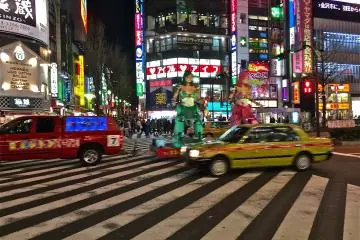 <p>Walking around&nbsp;in&nbsp;Shinjuku&nbsp;we came across a moving Robot Restaurant advertisement!</p>