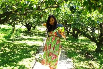 Pear-hunter with her catch (Photo: Deli)