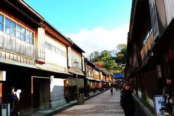 아름다운 전통 거리에 오면 카페에 들르세요.