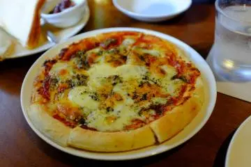 맛있는 피자가 런치메뉴에 포함되어있다.