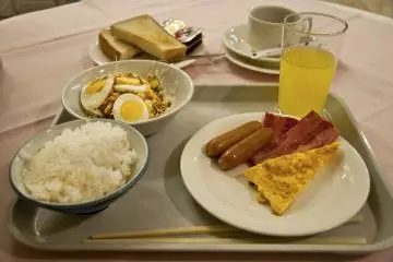 <p>Fresh home-cooked&nbsp;food for my last breakfast in Okinawa. Yummy!</p>