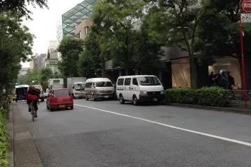 บริเวณทางเดินไปสู่ตึก Prada Building บนถนน Aoyama