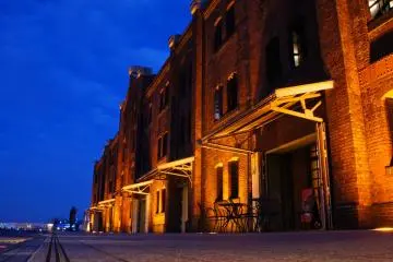 <p>Que faire &agrave; Akarenga Soko? Se promener autour des b&acirc;timents, regarder les bateaux de croisi&egrave;re quitter le port, ou entrer &agrave; l'int&eacute;rieur o&ugrave; vous pourrez faire du shopping dans les nombreuses boutiques ou simplement aller vous asseoir aux caf&eacute;s du rez-de-chauss&eacute;e et appr&eacute;cier la vue</p>