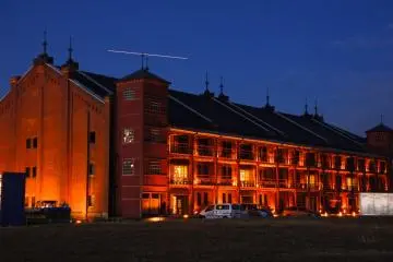 <p>Akarenga Soko est plus joli au cr&eacute;puscule. Le b&acirc;timent rouge illumin&eacute; contrastant avec l'arri&egrave;re plan bleut&eacute; du ciel cr&eacute;pusculaire, donne une ambiance mystique aux alentours</p>