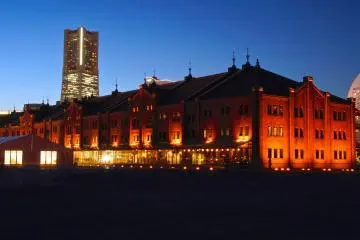 <p>Les b&acirc;timents d'Akarenga Soko vus du port avec la Landmark Tower en arri&egrave;re plan</p>