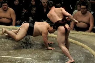 Takanoyama wins against Yoshikaze