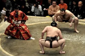 Hakuho and Kotooshu get ready to fight