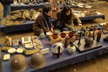 Flea markets at other places usually attract hordes of dealers, but at Yasukuni Shrine, the best part is that there are no more than 50-60 dealers. This has kept the crowds relatively low&nbsp;and allows better one-to-one discussions, the basic requirement for bargain talk, and you can have a look at the items you are interested in at your own pace.