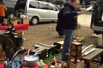 I avoid the&nbsp;Yasukuni Shrine flea market in March since the cherry blossom season attracts enormous crowds, but&nbsp;the rest of the year is always fine.