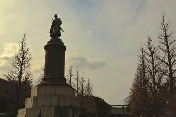 The entrance of&nbsp;Yasukuni Shrine, the statue of Omura Masujiro, founder of the modern Japanese Army. The flea market closes early at 4 p.m., so it's best to go in the morning.