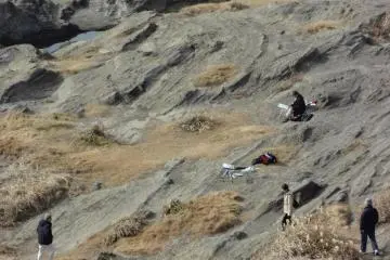You can go down to the rock surface and enjoy fishing, picture drawing, and playing around.