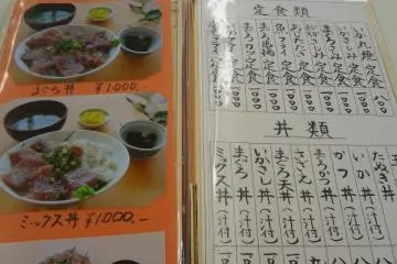 The most popular item on the menu are bowls of rice with fresh slices of raw tuna or tuna and squid on top.