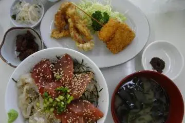 Surprisingly, Shibuki-tei always includes some other side dishes, such as two types of deep fried fish, a vegetable, miso dip, fermented squid, pickles, and miso soup.