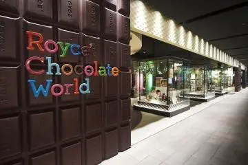 <p>โรงงานช็อคโกแลต Royce Chocolate World ได้เห็นกระบวนการผลิตจริงๆ เห็นแล้วร่างกายเรียกร้องกลูโคสทันที</p>