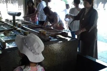 <p>ก่อนเข้าไปในศาลเจ้าต้องทำการชำระล้างมือที่ซุ้ม Temizuya&nbsp;ซึ่งมีวิธีดังนี้ 1.ตักกระบวยน้ำให้เต็มด้วยมือขวาและเทรินล้างลงมือซ้าย 2.กลับมาจับกระบวยด้วยมือซ้ายและเทรินล้างลงมือขวา 3.จับกระบวยด้วยมือขวาและเทรินล้างลงมือซ้ายอีกครั้งหนึ่ง แล้วนำน้ำมาล้างรอบๆ ปาก 4.เทรินน้ำที่เหลือล้างลงมือซ้ายให้หมด เพื่อชำระล้างสิ่งไม่ดีออกไป</p>