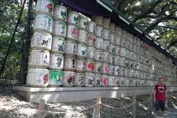 <p>ถังสาเกจัดวางอยู่ตรงส่วนทางเดิน</p>