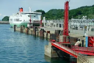 <p>เรือข้ามฟากแล่นมาเทียบที่ท่าเทียบเรือมัตซึยามะ</p>