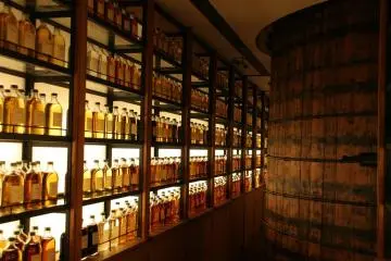 Immaculate displays of whiskey (Photo:  IMG_2776 – <a href="http://www.flickr.com/photos/89477039@N00/3912129733" target="_blank" rel="noreferrer noopener nofollow">ｙｕｋｉ nk</a> / <a href="https://creativecommons.org/licenses/by/2.0/" target="_blank" rel="noreferrer noopener nofollow">CC BY 2.0</a>)