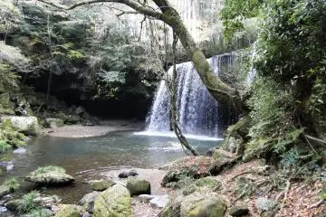 <p>The falls are hidden away down a side road outside of town</p>