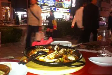 อัลเฟรสโก้ข้างนอกร้านหลังจากรับประทานอาหารเย็นที่ร้านอาหาร/คาเฟ่ แบบสเปน
