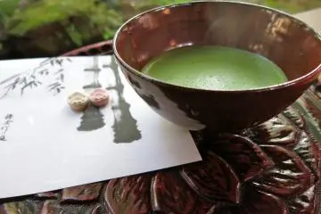 <p>Pour 500&yen; de plus, admirez le jardin de bambous tout en sirotant un th&eacute; vert matcha fraichement pr&eacute;par&eacute; avec ses confiseries</p>