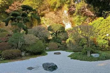 <p>Un beau jardin japonais m&eacute;ticuleusement soign&eacute;</p>