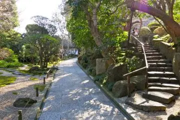 <p>Juste derri&egrave;re la porte du temple, on trouve des chemins sinueux qui m&egrave;nent au jardin de bambou</p>