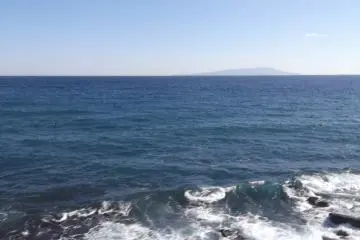 <p>Here the train runs right alongside the shore</p>