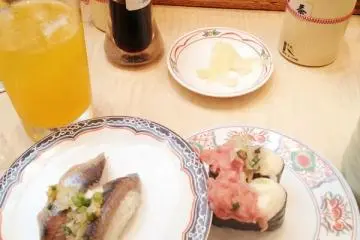 <p>ซูชิหน้าต่างๆภายในร้านมีให้เลือกกว่า200หน้าค่ะ</p>