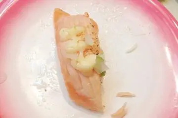 <p>ซูชิหน้าปลาแซลมอน เมนูโปรดเลยค่ะ</p>