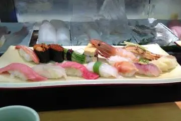 <p>ซูมใกล้ๆกับจานซูชิ</p>