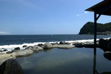 <p>이즈 해안의 노천온천</p>