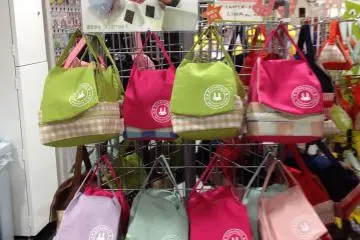 <p>กระเป๋าใส่ข้าวปั้นน่ารักๆ สีสันสดใส ที่ร้านขายของบนยอดเขาฮาโกดาเตะ</p>