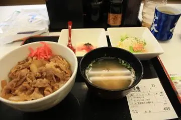 <p>แวะเติมพลังที่ร้านระหว่างทางเดิน &nbsp;ร้าน Yoshinoya มีเมนูหลากหลายให้เลือกในราคาต่างๆ ทั้งอร่อย ได้บรรยากาศชาวญี่ปุ่น</p>