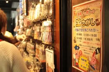 <p>ของฝาก และของที่ระลึก มีให้เลือกมากมาย</p>
