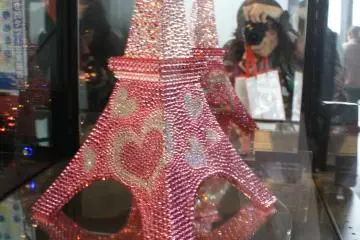 <p>Wow Tokyo tower with pink&nbsp;jewel.</p>