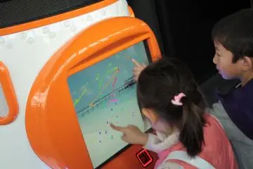 <p>เด็กๆชื่นชอบและสนุกกับชาวหุ่นยนต์ทำความสะอาด</p>