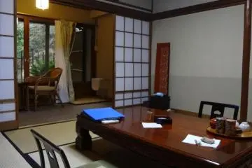 <p>ห้องปูเสื่อทาทามิแบบง่ายๆ ไม่ได้มีขนาดใหญ่ แต่ใหญ่พอสำหรับสองคน ประตูบานเลื่อนโชจิเปิดไปยังอ่างอาบน้ำปูด้วยหิน ซึ่งเต็มล้นไปด้วยน้ำร้อน</p>